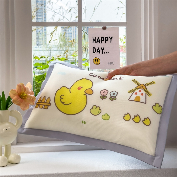 91家纺网 家纺一手货源 找家纺 兄弟坊 2025新款大版碳光冰丝儿童枕头午睡枕学生枕头枕芯幼儿园枕头枕套 冰丝枕头-从鸭探险