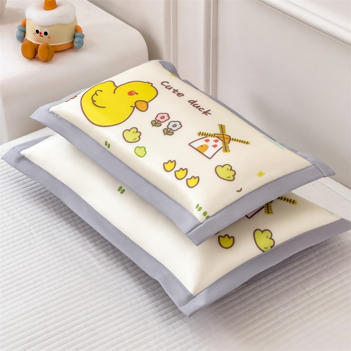 91家纺网 家纺一手货源 找家纺 兄弟坊 2025新款大版碳光冰丝儿童枕头午睡枕学生枕头枕芯幼儿园枕头枕套 冰丝枕头-从鸭探险