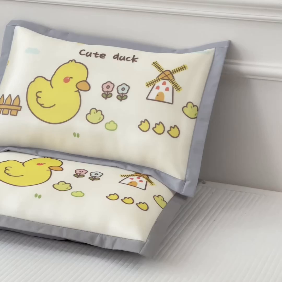91家纺网 家纺一手货源 找家纺 兄弟坊 2025新款大版碳光冰丝儿童枕头午睡枕学生枕头枕芯幼儿园枕头枕套 冰丝枕头-从鸭探险