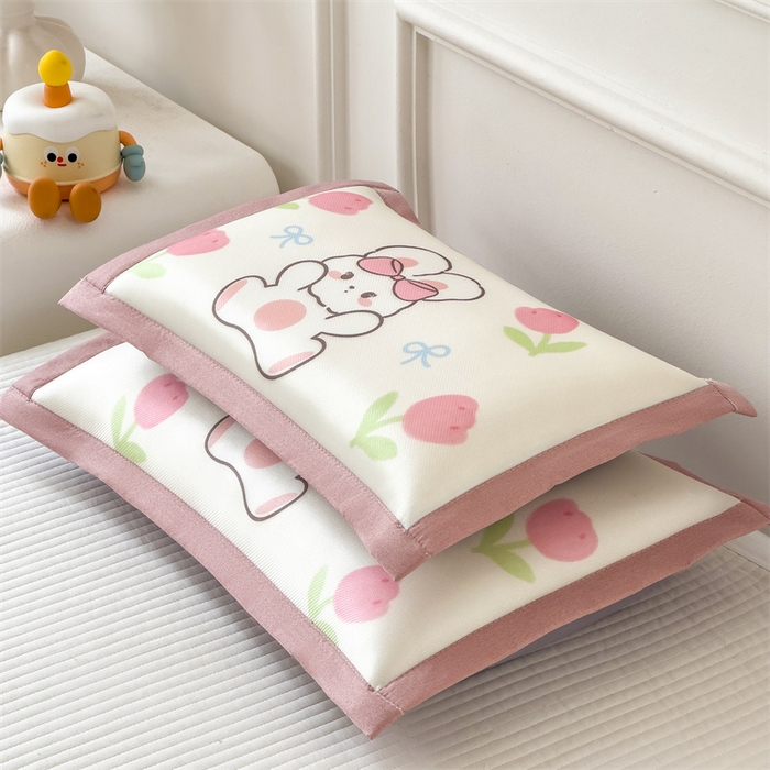 91家纺网 家纺一手货源 找家纺 兄弟坊 2025新款大版碳光冰丝儿童枕头午睡枕学生枕头枕芯幼儿园枕头枕套 冰丝枕头-花与免免