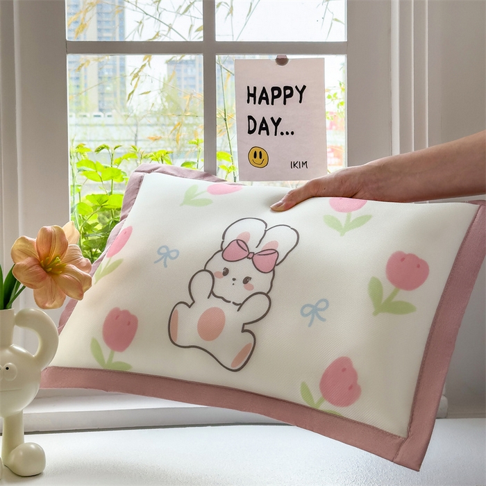 91家纺网 家纺一手货源 找家纺 兄弟坊 2025新款大版碳光冰丝儿童枕头午睡枕学生枕头枕芯幼儿园枕头枕套 冰丝枕头-花与免免