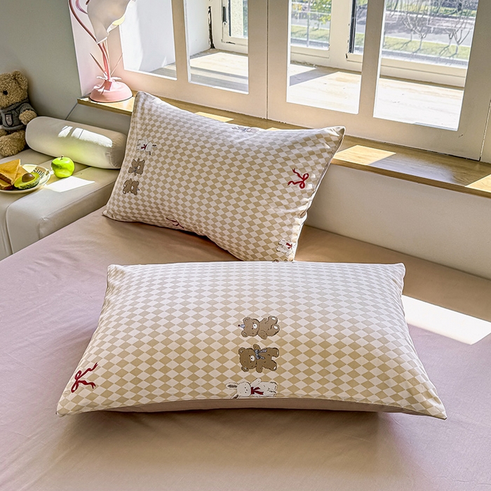 91家纺网 家纺一手货源 找家纺 芊寻家居 2025新款13372全棉印花系列单被套 小熊日记 棕