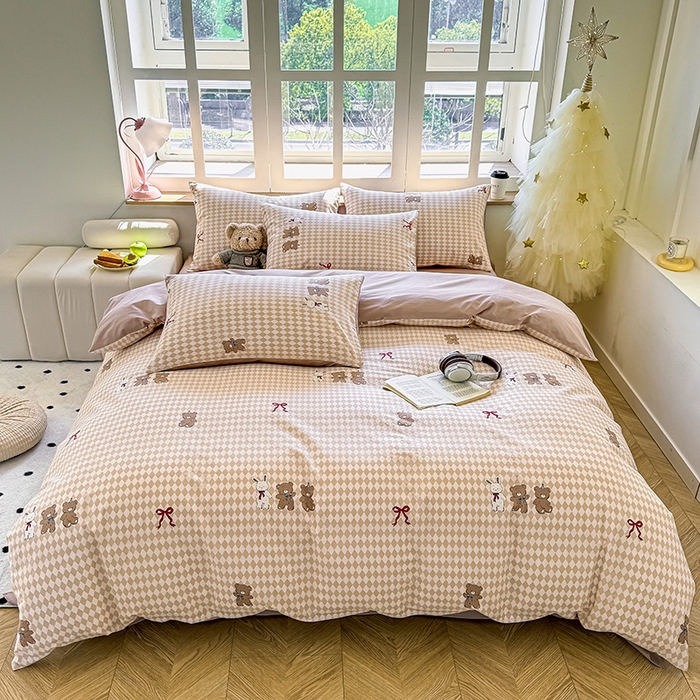 91家纺网 家纺一手货源 找家纺 芊寻家居 2025新款13372全棉印花系列单被套 小熊日记 棕