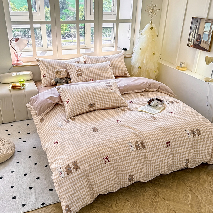 91家纺网 家纺一手货源 找家纺 芊寻家居 2025新款13372全棉印花系列单被套 小熊日记 棕