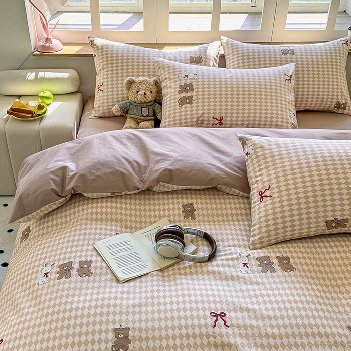 91家纺网 家纺一手货源 找家纺 芊寻家居 2025新款13372全棉印花系列单被套 小熊日记 棕