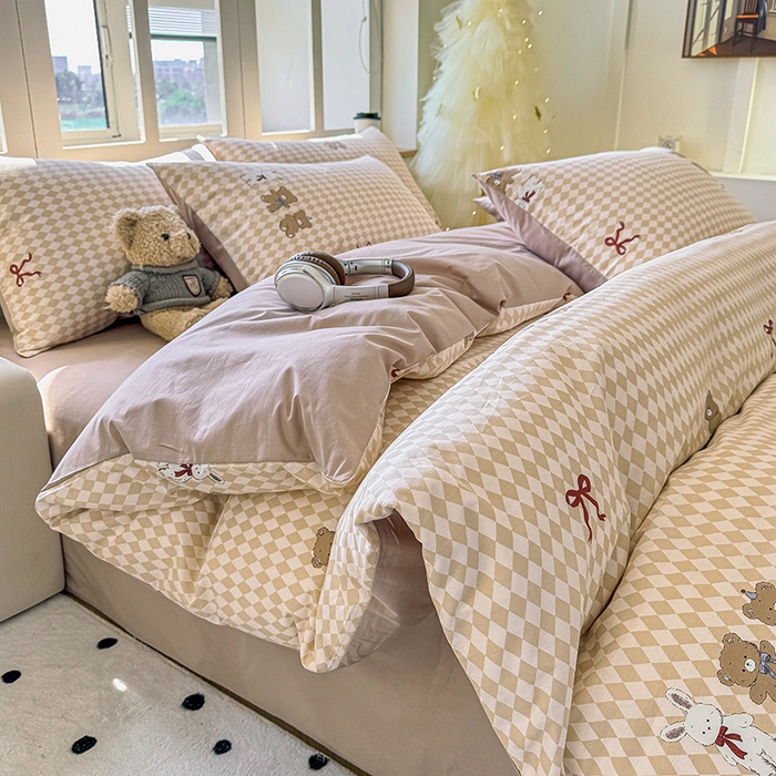 91家纺网 家纺一手货源 找家纺 芊寻家居 2025新款13372全棉印花系列单被套 小熊日记 棕