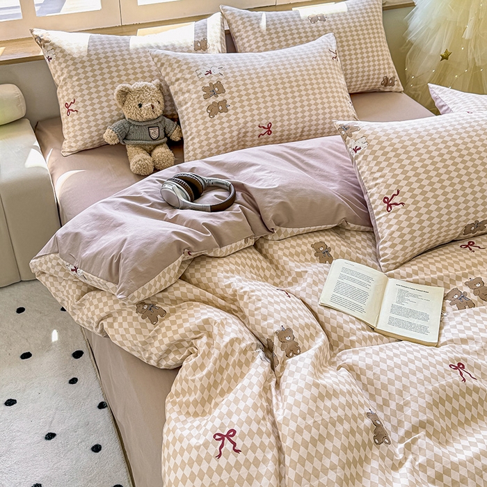 91家纺网 家纺一手货源 找家纺 芊寻家居 2025新款13372全棉印花系列单被套 小熊日记 棕