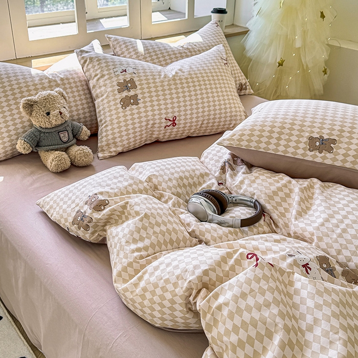 91家纺网 家纺一手货源 找家纺 芊寻家居 2025新款13372全棉印花系列单被套 小熊日记 棕