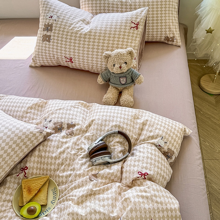 91家纺网 家纺一手货源 找家纺 芊寻家居 2025新款13372全棉印花系列单被套 小熊日记 棕