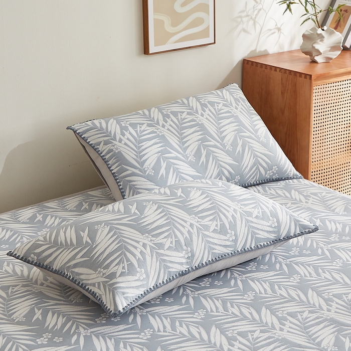 91家纺网 家纺一手货源 找家纺 梦镜家纺 2025新款A类针织双层纱床笠 细叶-浅蓝灰