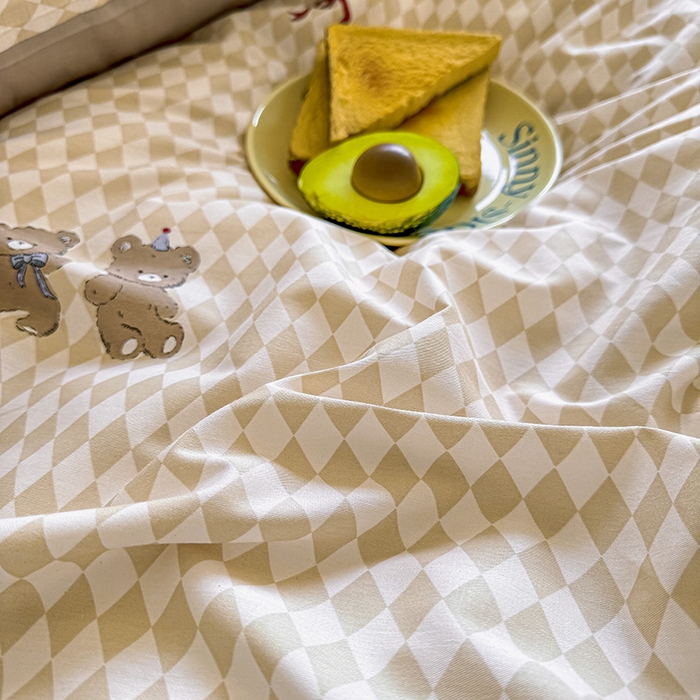 91家纺网 家纺一手货源 找家纺 芊寻家居 2025新款13372全棉印花系列单枕套 小熊日记 棕