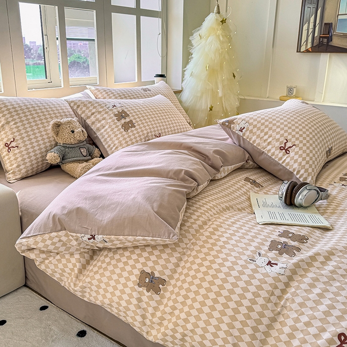 91家纺网 家纺一手货源 找家纺 芊寻家居 2025新款13372全棉印花系列单枕套 小熊日记 棕