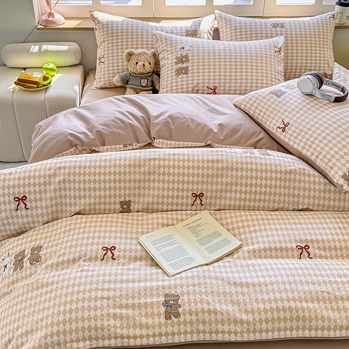 91家纺网 家纺一手货源 找家纺 芊寻家居 2025新款13372全棉印花系列单枕套 小熊日记 棕