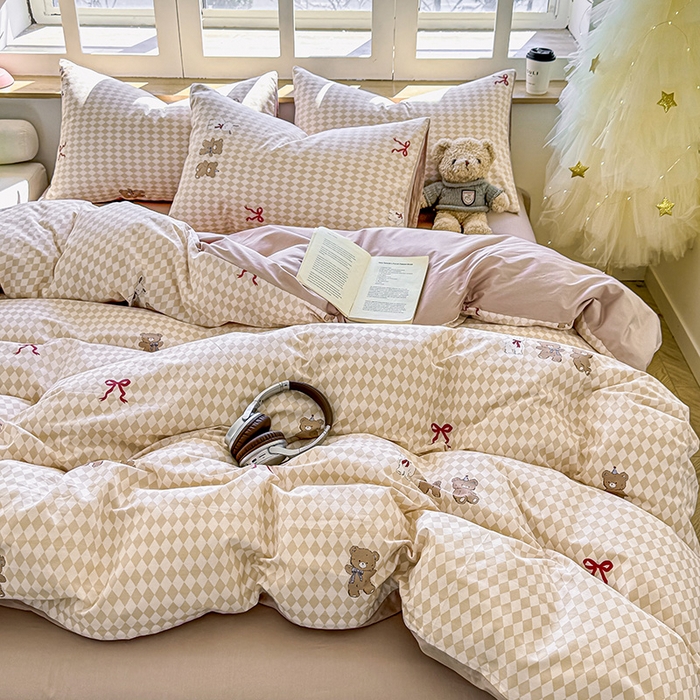 91家纺网 家纺一手货源 找家纺 芊寻家居 2025新款13372全棉印花系列单枕套 小熊日记 棕