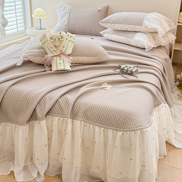 91家纺网 家纺一手货源 找家纺 蓝邻家纺 2025春夏新款PE提花雪纺+绣花花边凉席席子 夏花-米灰