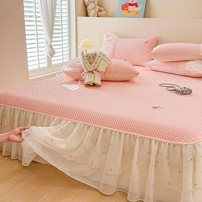 91家纺网 家纺一手货源 找家纺 蓝邻家纺 2025春夏新款PE提花雪纺+绣花花边凉席席子 夏花-粉