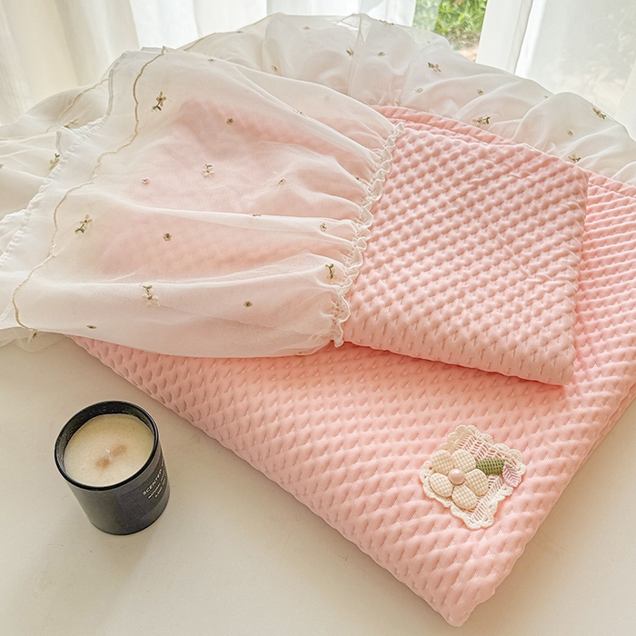 91家纺网 家纺一手货源 找家纺 蓝邻家纺 2025春夏新款PE提花雪纺+绣花花边凉席席子 夏花-粉