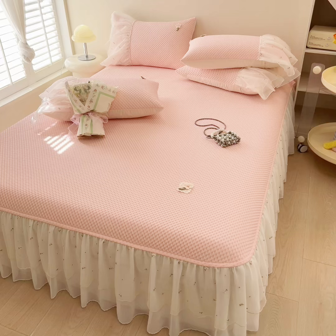 91家纺网 家纺一手货源 找家纺 蓝邻家纺 2025春夏新款PE提花雪纺+绣花花边凉席席子 夏花-粉