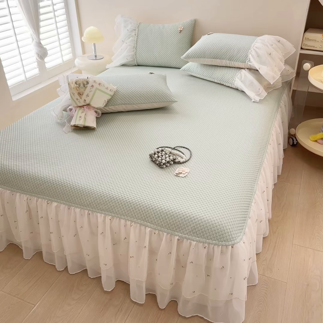 91家纺网 家纺一手货源 找家纺 蓝邻家纺 2025春夏新款PE提花雪纺+绣花花边凉席席子 夏花-绿