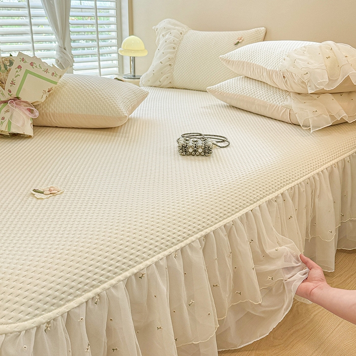 91家纺网 家纺一手货源 找家纺 蓝邻家纺 2025春夏新款PE提花雪纺+绣花花边凉席席子 夏花-米白