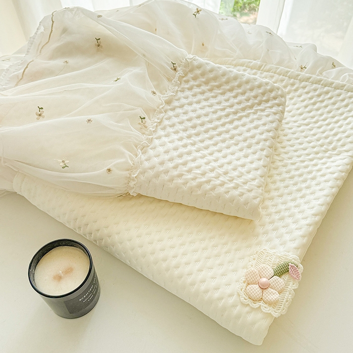 91家纺网 家纺一手货源 找家纺 蓝邻家纺 2025春夏新款PE提花雪纺+绣花花边凉席席子 夏花-米白