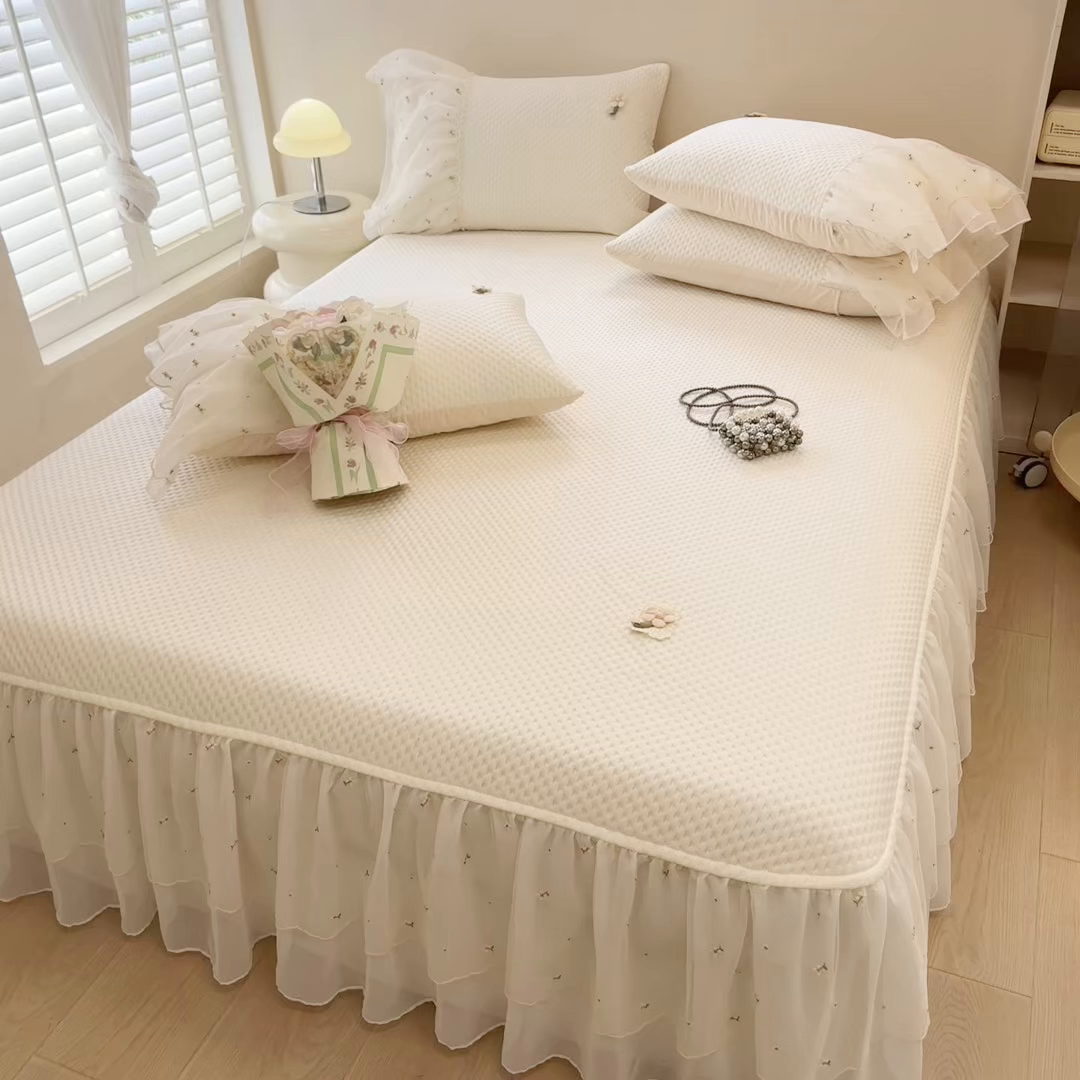 91家纺网 家纺一手货源 找家纺 蓝邻家纺 2025春夏新款PE提花雪纺+绣花花边凉席席子 夏花-米白