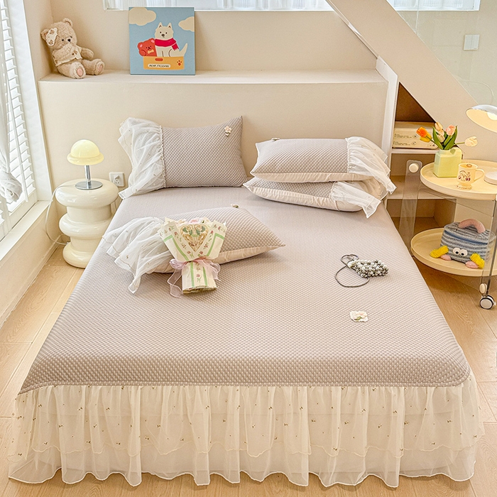 91家纺网 家纺一手货源 找家纺 蓝邻家纺 2025春夏新款PE提花雪纺+绣花花边凉席席子 夏花-米灰