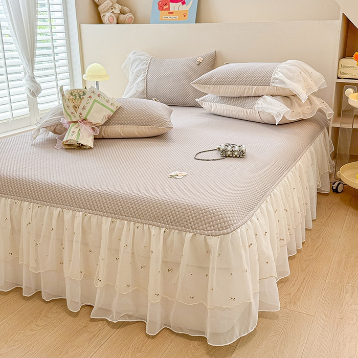 91家纺网 家纺一手货源 找家纺 蓝邻家纺 2025春夏新款PE提花雪纺+绣花花边凉席席子 夏花-米灰