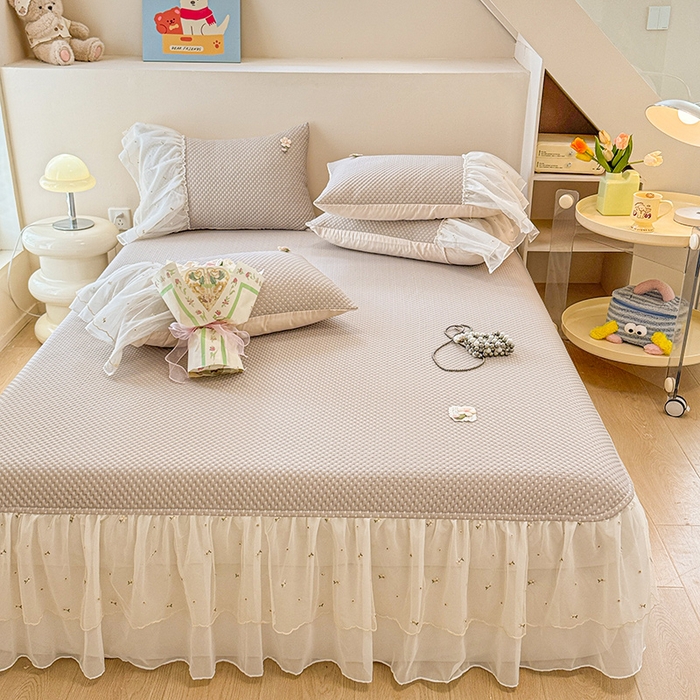 91家纺网 家纺一手货源 找家纺 蓝邻家纺 2025春夏新款PE提花雪纺+绣花花边凉席席子 夏花-米灰