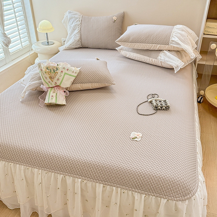 91家纺网 家纺一手货源 找家纺 蓝邻家纺 2025春夏新款PE提花雪纺+绣花花边凉席席子 夏花-米灰