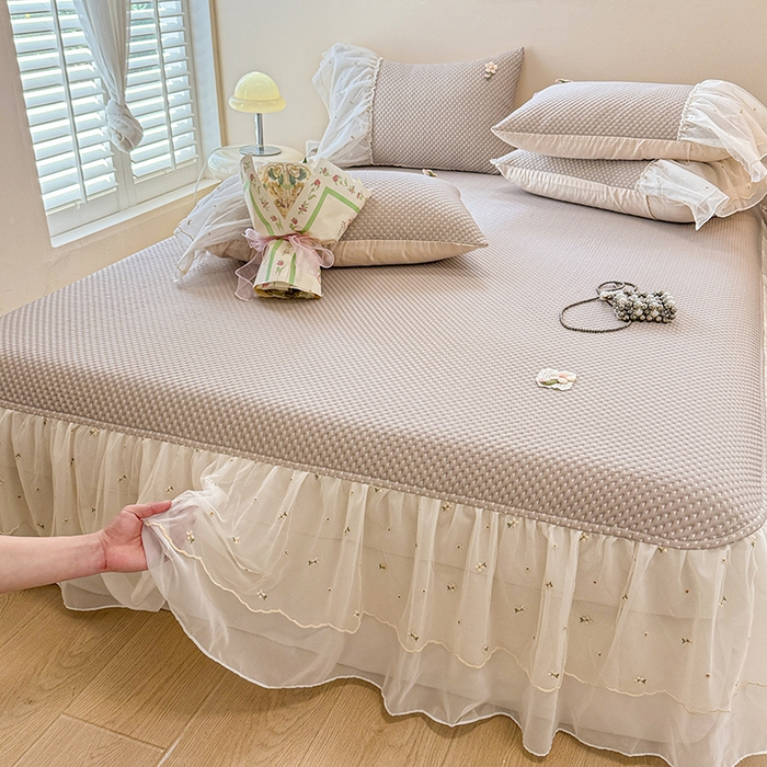 91家纺网 家纺一手货源 找家纺 蓝邻家纺 2025春夏新款PE提花雪纺+绣花花边凉席席子 夏花-米灰