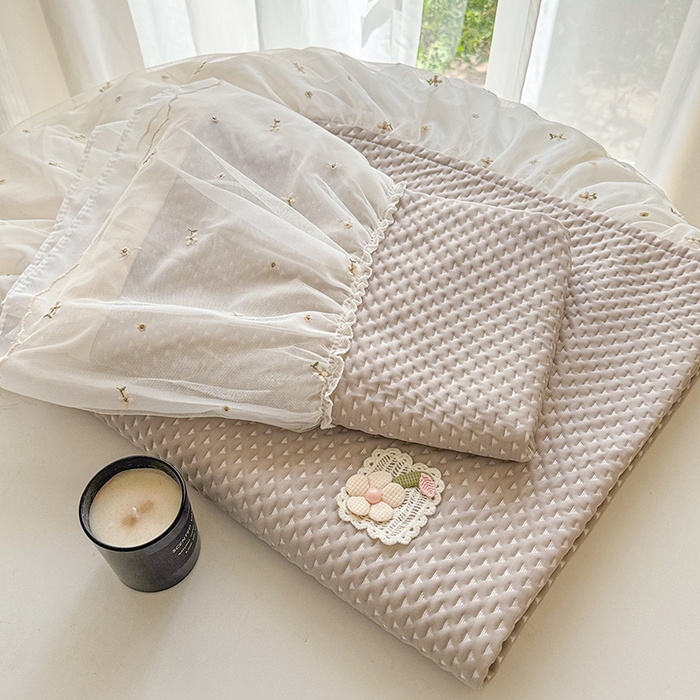 91家纺网 家纺一手货源 找家纺 蓝邻家纺 2025春夏新款PE提花雪纺+绣花花边凉席席子 夏花-米灰