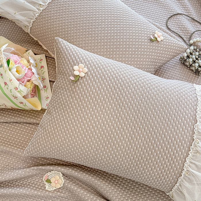 91家纺网 家纺一手货源 找家纺 蓝邻家纺 2025春夏新款PE提花雪纺+绣花花边凉席席子 夏花-米灰