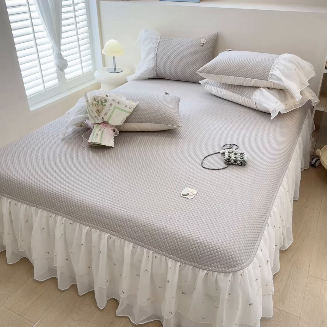 91家纺网 家纺一手货源 找家纺 蓝邻家纺 2025春夏新款PE提花雪纺+绣花花边凉席席子 夏花-米灰