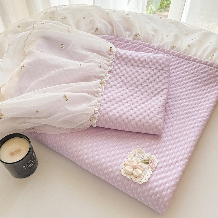 91家纺网 家纺一手货源 找家纺 蓝邻家纺 2025春夏新款PE提花雪纺+绣花花边凉席席子 夏花-紫