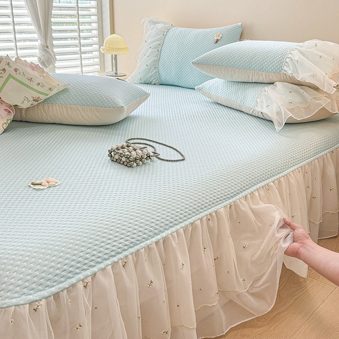 91家纺网 家纺一手货源 找家纺 蓝邻家纺 2025春夏新款PE提花雪纺+绣花花边凉席席子 夏花-蓝