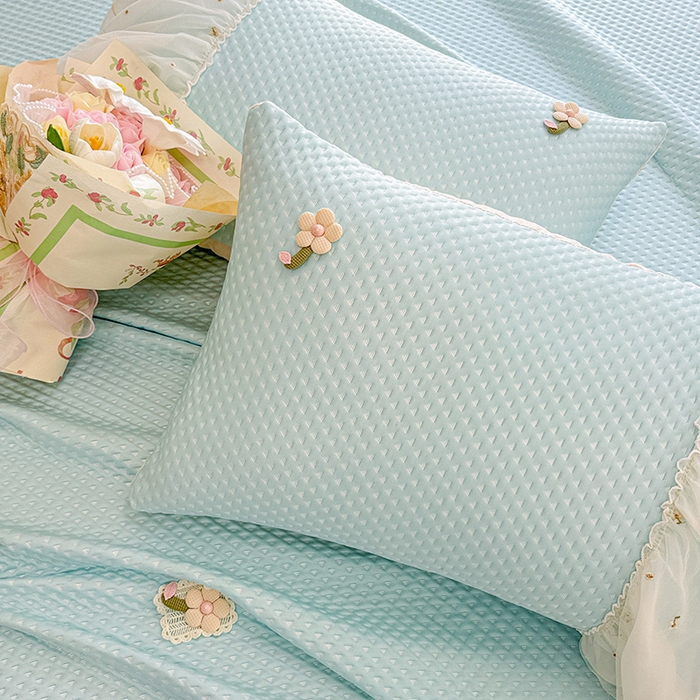 91家纺网 家纺一手货源 找家纺 蓝邻家纺 2025春夏新款PE提花雪纺+绣花花边凉席席子 夏花-蓝