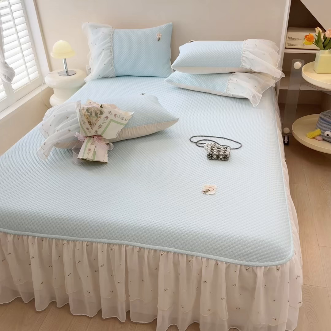 91家纺网 家纺一手货源 找家纺 蓝邻家纺 2025春夏新款PE提花雪纺+绣花花边凉席席子 夏花-蓝