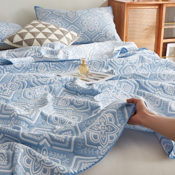 91家纺网 家纺一手货源 找家纺 梦镜家纺 2025新款A类针织双层纱盖毯毯子 花韵-薄雾蓝