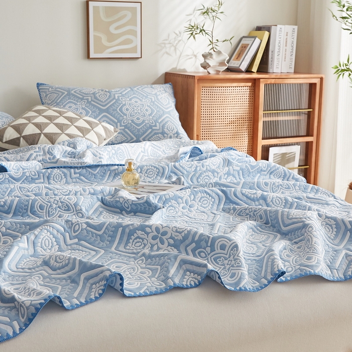 91家纺网 家纺一手货源 找家纺 梦镜家纺 2025新款A类针织双层纱盖毯毯子 花韵-薄雾蓝