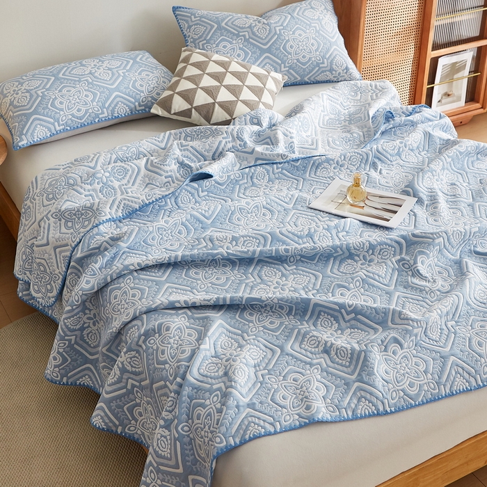 91家纺网 家纺一手货源 找家纺 梦镜家纺 2025新款A类针织双层纱盖毯毯子 花韵-薄雾蓝