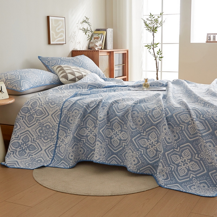 91家纺网 家纺一手货源 找家纺 梦镜家纺 2025新款A类针织双层纱盖毯毯子 花韵-薄雾蓝