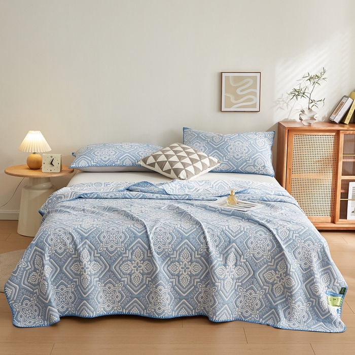 91家纺网 家纺一手货源 找家纺 梦镜家纺 2025新款A类针织双层纱盖毯毯子 花韵-薄雾蓝