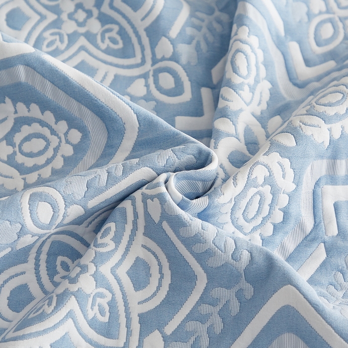 91家纺网 家纺一手货源 找家纺 梦镜家纺 2025新款A类针织双层纱盖毯毯子 花韵-薄雾蓝