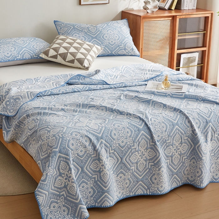 91家纺网 家纺一手货源 找家纺 梦镜家纺 2025新款A类针织双层纱盖毯毯子 花韵-薄雾蓝