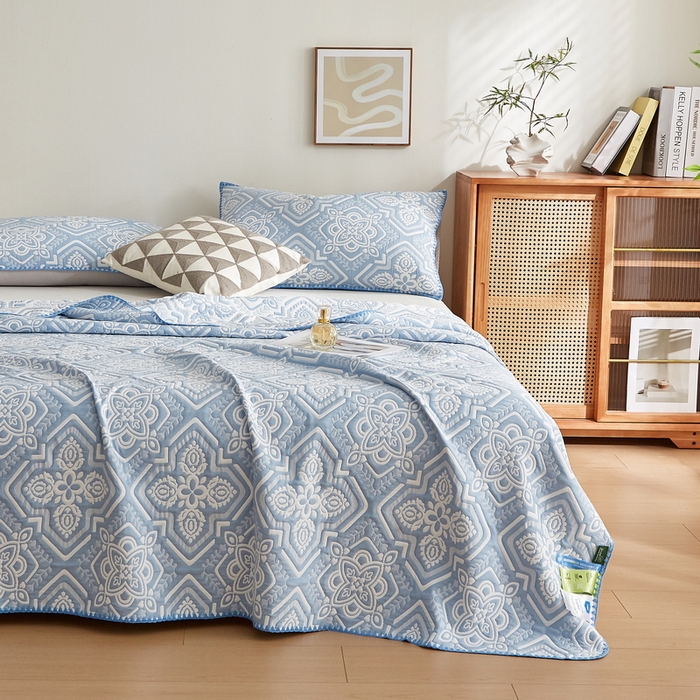 91家纺网 家纺一手货源 找家纺 梦镜家纺 2025新款A类针织双层纱盖毯毯子 花韵-薄雾蓝