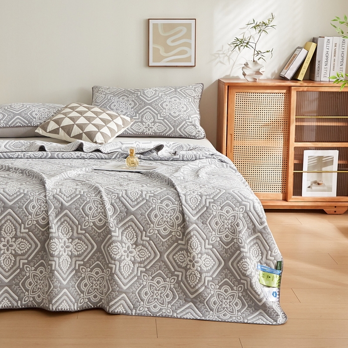 91家纺网 家纺一手货源 找家纺 梦镜家纺 2025新款A类针织双层纱盖毯毯子 花韵-淡雅灰