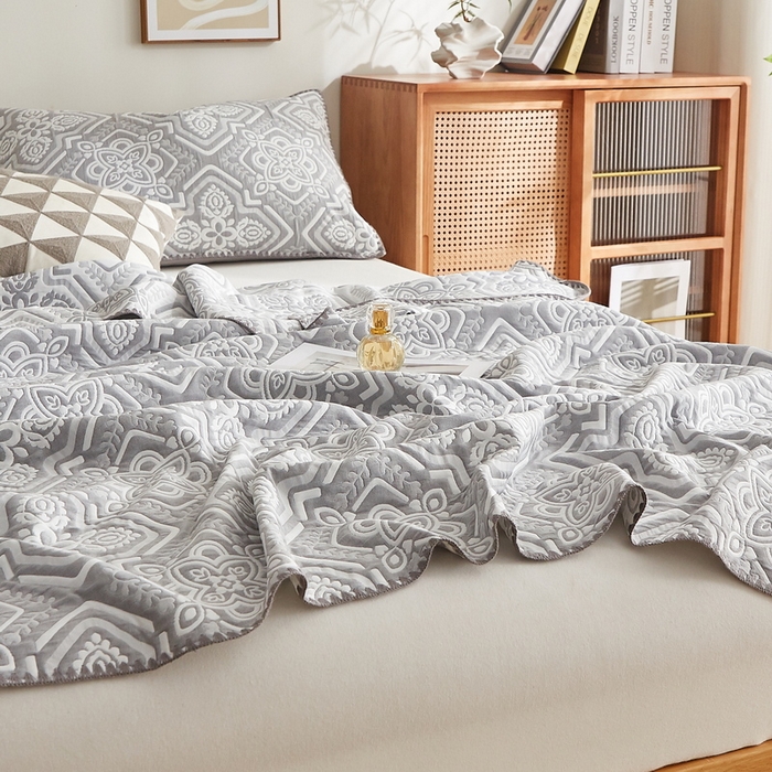 91家纺网 家纺一手货源 找家纺 梦镜家纺 2025新款A类针织双层纱盖毯毯子 花韵-淡雅灰