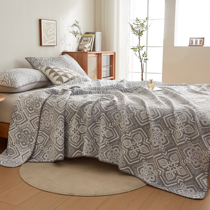 91家纺网 家纺一手货源 找家纺 梦镜家纺 2025新款A类针织双层纱盖毯毯子 花韵-淡雅灰