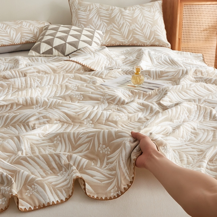 91家纺网 家纺一手货源 找家纺 梦镜家纺 2025新款A类针织双层纱盖毯毯子 细叶-浅咖色